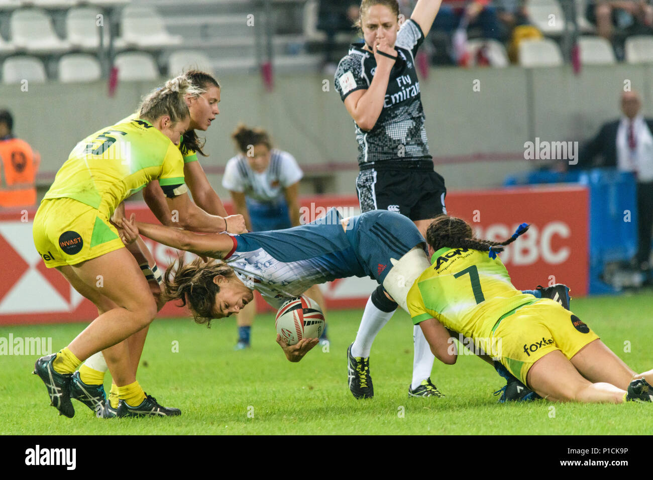 Parigi, Francia. Decimo Giugno, 2018. Francese Rugby Sevens player Coralie Bertrand è affrontato da australiani Charlotte Caslick (R) ed Emma Tonegato durante le semi finali di HSBC donna serie Sevens in Parigi, Francia, il 9 giugno 2018. Credito: Daniel Derajinski/Alamy Live News Foto Stock