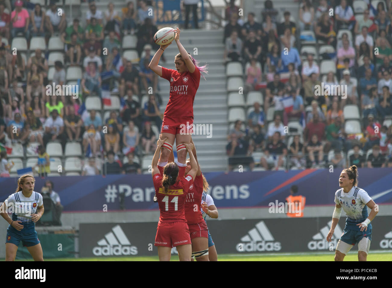 Parigi, Francia. Decimo Giugno, 2018. Canadese di rugby sevens player Hannah Darling è sollevato dai suoi compagni di squadra durante il terzo posto di gioco di HSBC donna serie Sevens in Parigi, Francia, 10 giugno 2018. Credito: Daniel Derajinski/Alamy Live News Foto Stock