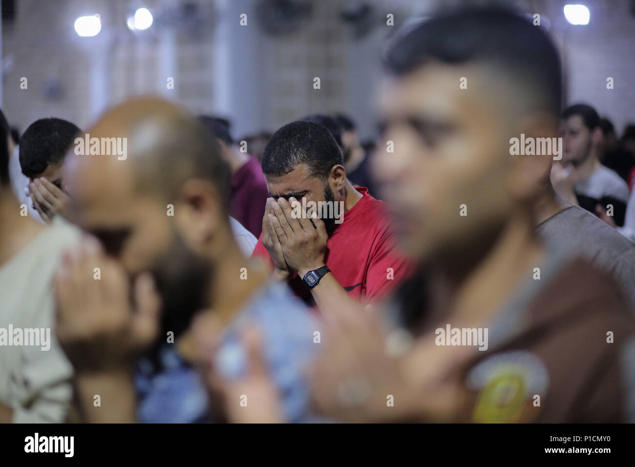 La striscia di Gaza,Palestina. Il 12 giugno 2018. Eseguire gli adoratori di late night preghiere in una moschea in Palestina - Gaza lunedì sera per contrassegnare Laylat Al Qadr, anniversario della rivelazione del Corano al Profeta Mohammad. Musulmani festeggia Laylat Al Qadr alla vigilia del Ramadan 27 (foto da Mohamed Zarandah) Foto Stock