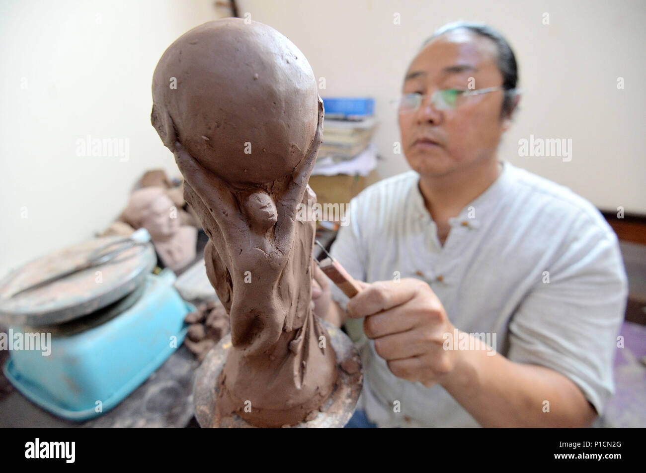 Handan, Handan, Cina. 11 Giugno, 2018. Handan, Cina-11th Giugno 2018: l'agricoltore Yan Junhai rende una scultura in argilla della Coppa del Mondo FIFA in due ore in Handan, nel nord della Cina di nella provincia di Hebei. Credito: SIPA Asia/ZUMA filo/Alamy Live News Foto Stock