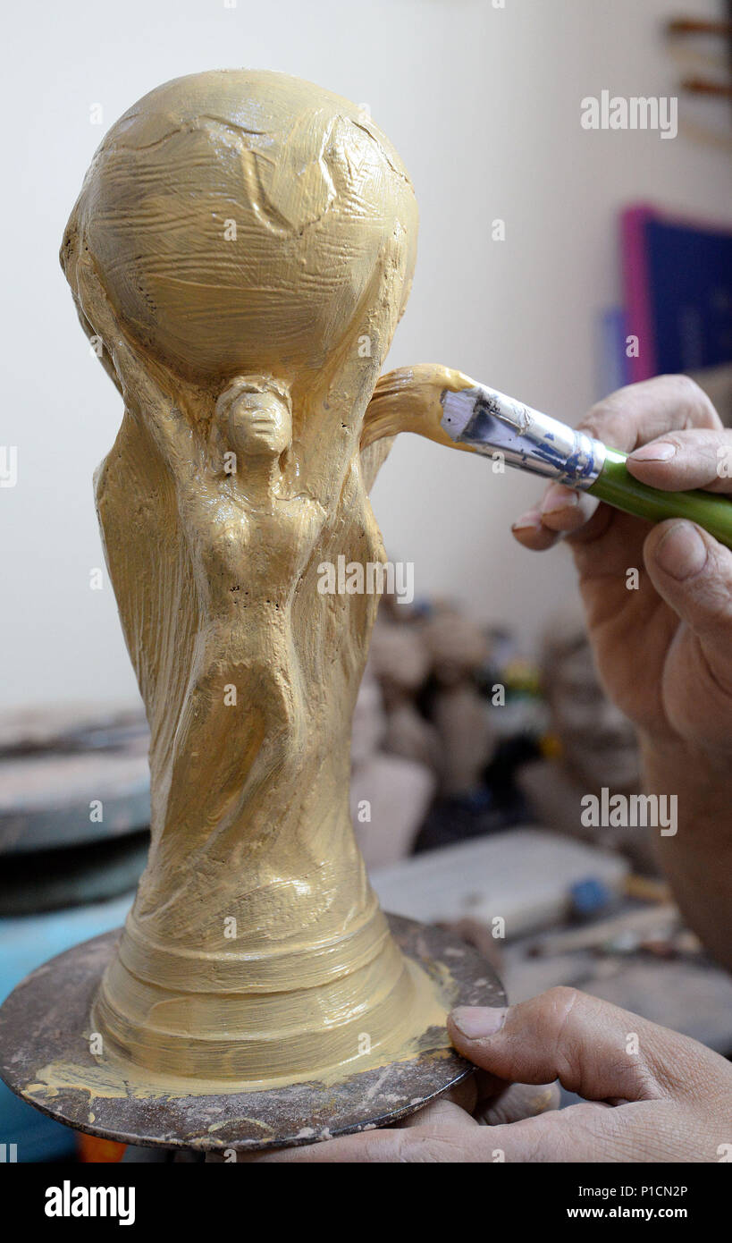 Handan, Handan, Cina. 11 Giugno, 2018. Handan, Cina-11th Giugno 2018: l'agricoltore Yan Junhai rende una scultura in argilla della Coppa del Mondo FIFA in due ore in Handan, nel nord della Cina di nella provincia di Hebei. Credito: SIPA Asia/ZUMA filo/Alamy Live News Foto Stock