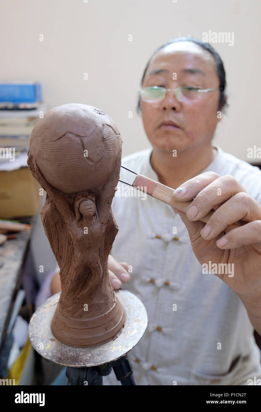 Handan, Handan, Cina. 11 Giugno, 2018. Handan, Cina-11th Giugno 2018: l'agricoltore Yan Junhai rende una scultura in argilla della Coppa del Mondo FIFA in due ore in Handan, nel nord della Cina di nella provincia di Hebei. Credito: SIPA Asia/ZUMA filo/Alamy Live News Foto Stock