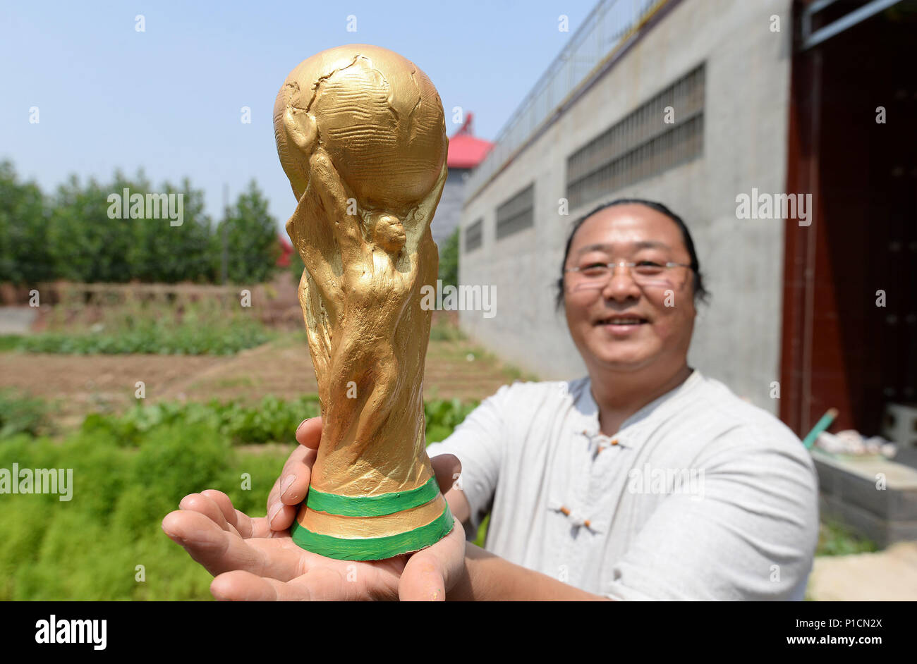 Handan, Handan, Cina. 11 Giugno, 2018. Handan, Cina-11th Giugno 2018: l'agricoltore Yan Junhai rende una scultura in argilla della Coppa del Mondo FIFA in due ore in Handan, nel nord della Cina di nella provincia di Hebei. Credito: SIPA Asia/ZUMA filo/Alamy Live News Foto Stock