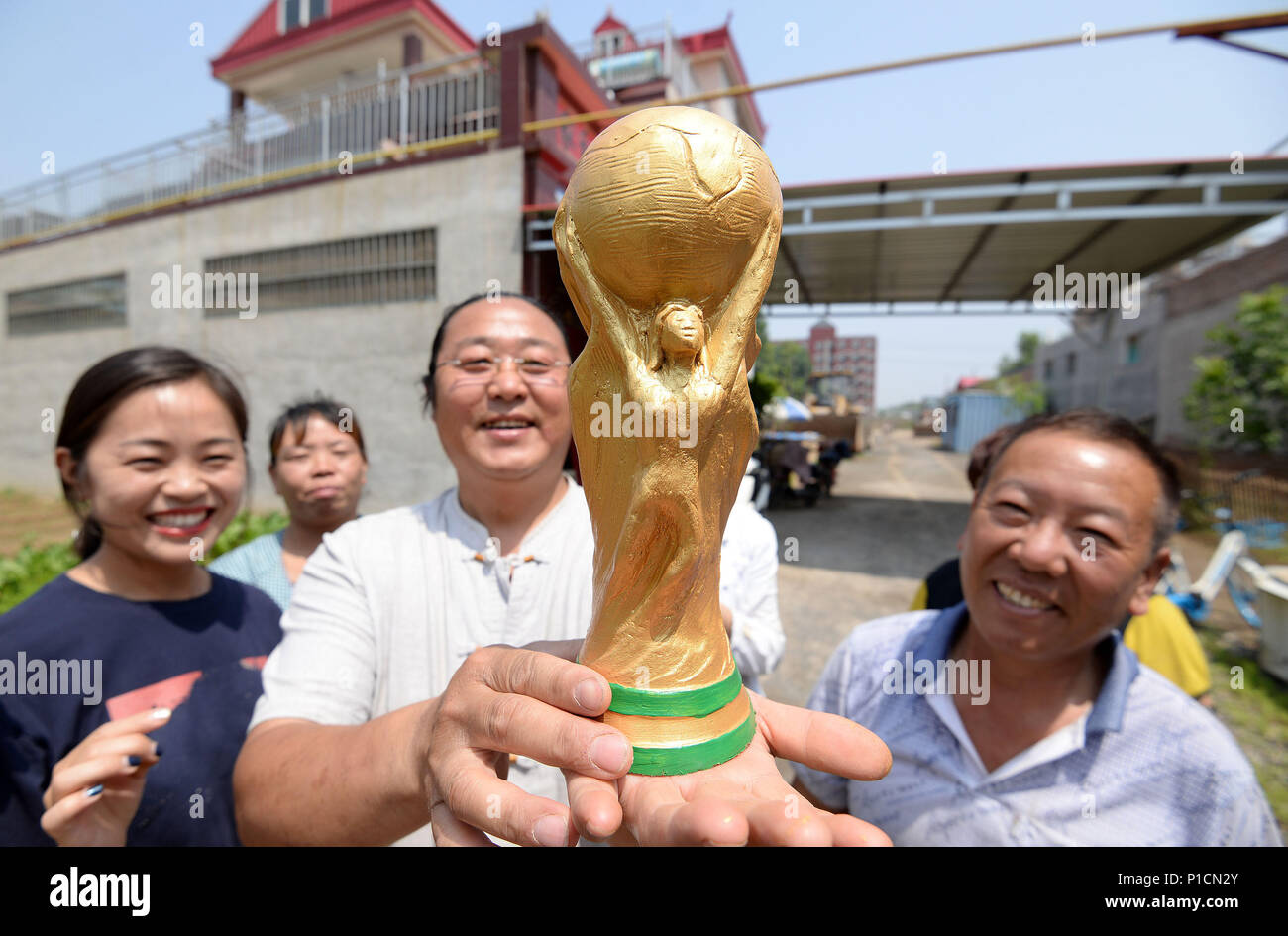 Handan, Handan, Cina. 11 Giugno, 2018. Handan, Cina-11th Giugno 2018: l'agricoltore Yan Junhai rende una scultura in argilla della Coppa del Mondo FIFA in due ore in Handan, nel nord della Cina di nella provincia di Hebei. Credito: SIPA Asia/ZUMA filo/Alamy Live News Foto Stock