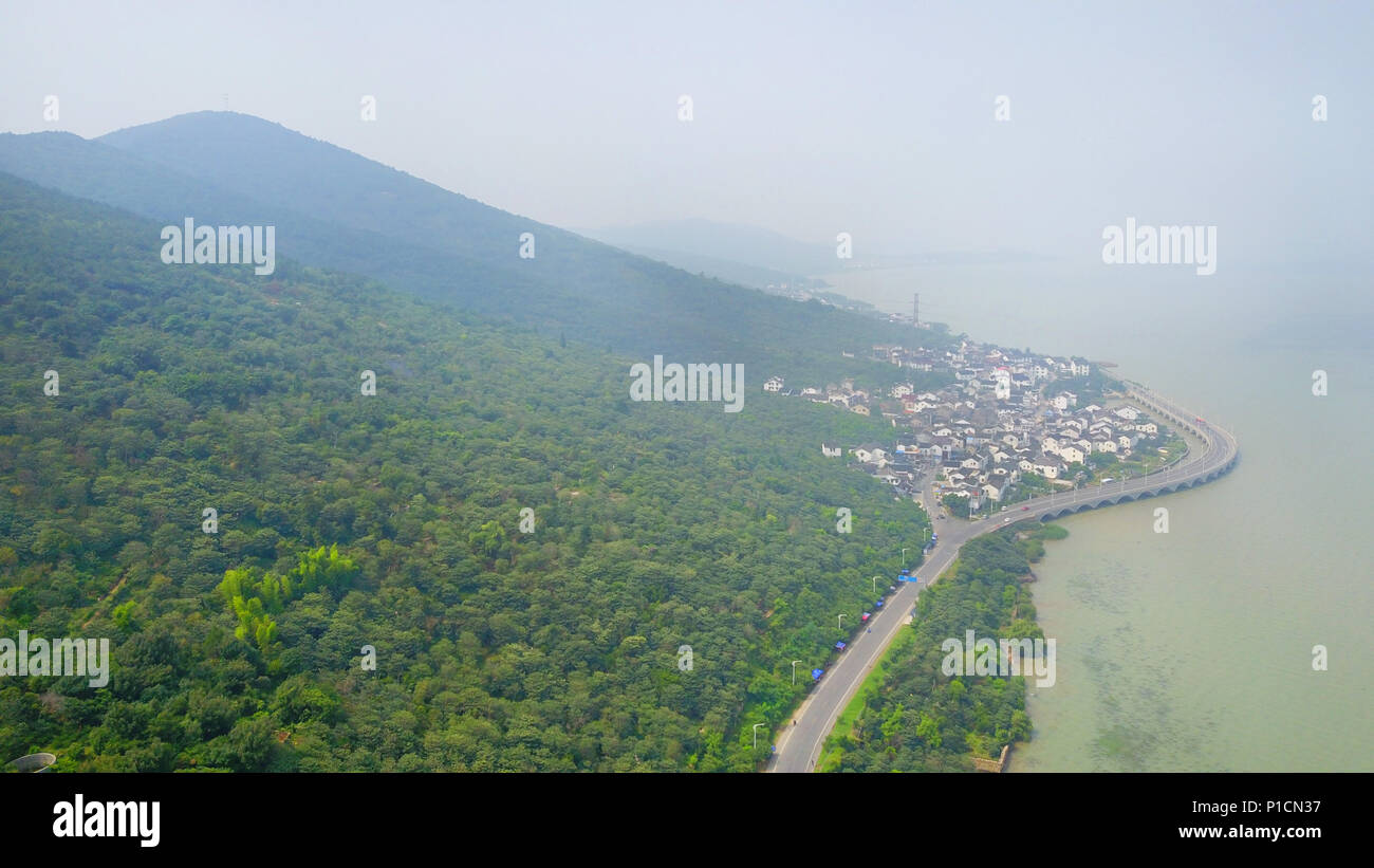 Suzh, Suzh, Cina. 11 Giugno, 2018. Suzhou, Cina-11th Giugno 2018: il lago Tai o lago Taihu è un grande lago di acqua dolce nel delta dello Yangtze pianura. Il lago appartiene a Jiangsu e la sponda meridionale costituisce il suo confine con Zhejiang. Con un area di 2.250 chilometri quadrati (869 sq mi) e ha una profondità media di 2 metri (6.6 ft), è il terzo più grande lago d'acqua dolce in Cina, dopo Poyang e Dongting. Il lago ospita circa 90 isole, di dimensioni variabili da pochi metri quadrati per diversi chilometri quadrati. Credito: SIPA Asia/ZUMA filo/Alamy Live News Foto Stock