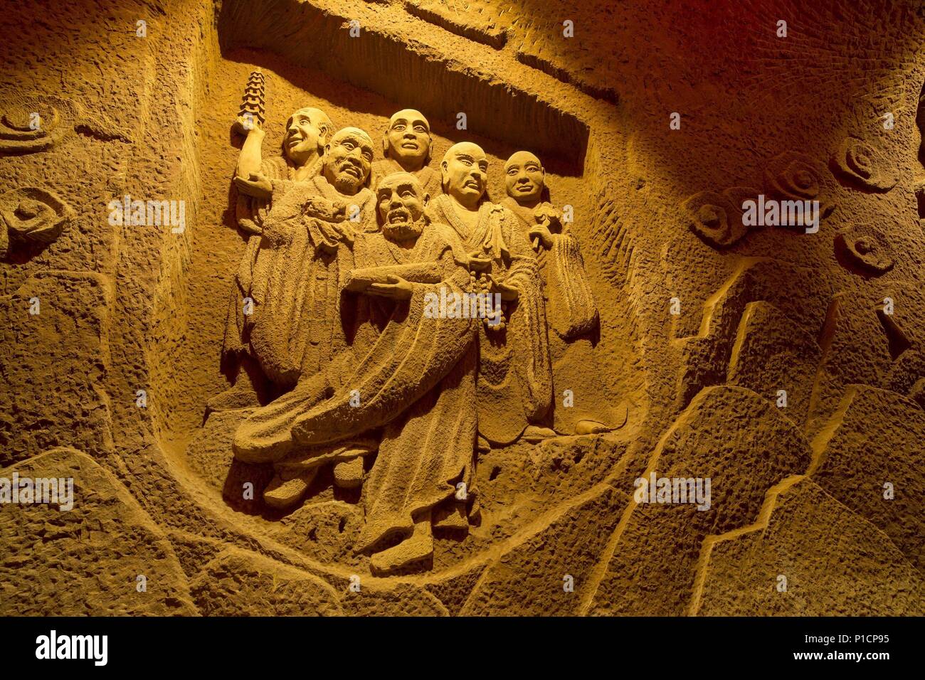 Sichuan, Sichuan, in Cina. 12 Giugno, 2018. Sichuan, Cina- Leshan Buddha gigante è la principale attrazione di Leshan Buddha gigante Scenic Area, che è stato indicato come sito del patrimonio mondiale dall UNESCO nel 1996 insieme con il monte Emei. Situato in corrispondenza della giunzione del fiume Minjiang, Fiume Dadu e Qingyi fiume nel sud-ovest della Cina di provincia di Sichuan, Leshan Buddha gigante è seduto rivolto verso Leshan città attraverso il fiume ed è il più grande scogliera di roccia di Maitreya carving statua di Buddha nel mondo. Credito: SIPA Asia/ZUMA filo/Alamy Live News Foto Stock