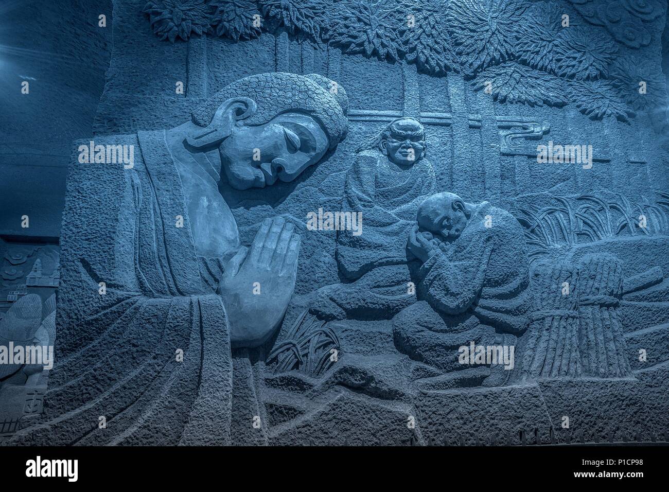 Sichuan, Sichuan, in Cina. 12 Giugno, 2018. Sichuan, Cina- Leshan Buddha gigante è la principale attrazione di Leshan Buddha gigante Scenic Area, che è stato indicato come sito del patrimonio mondiale dall UNESCO nel 1996 insieme con il monte Emei. Situato in corrispondenza della giunzione del fiume Minjiang, Fiume Dadu e Qingyi fiume nel sud-ovest della Cina di provincia di Sichuan, Leshan Buddha gigante è seduto rivolto verso Leshan città attraverso il fiume ed è il più grande scogliera di roccia di Maitreya carving statua di Buddha nel mondo. Credito: SIPA Asia/ZUMA filo/Alamy Live News Foto Stock