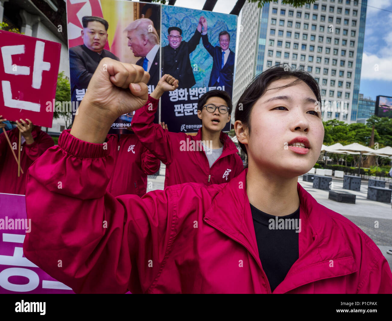 Seoul, Gyeonggi, Corea del Sud. 12 Giugno, 2018. Membri del sud coreano di democrazia popolare Party, il partito progressista, marzo attraverso il centro di Seoul, nel quartiere dell'Ambasciata statunitense, Martedì mattina a sostegno del vertice di Singapore tra il presidente statunitense Donald Trump e leader della Corea del nord Kim Jong-ONU. Credit: Jack Kurtz/ZUMA filo/Alamy Live News Foto Stock