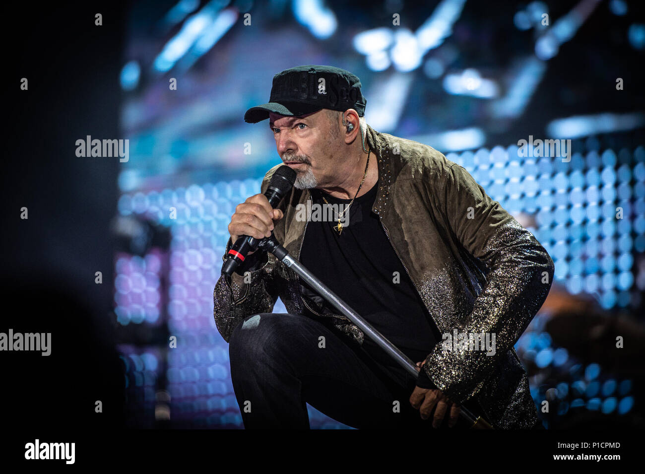 Roma, Italia. 11 giugno 2018. Cantante Italiano e cantautore, Vasco Rossi performing live sul palco il suo 'Vasco non stop tour 2018" allo Stadio Olimpico di Roma, Italia il 11 giugno 2018. Foto di Giuseppe Maffia Credito: Giuseppe Maffia/Alamy Live News Foto Stock