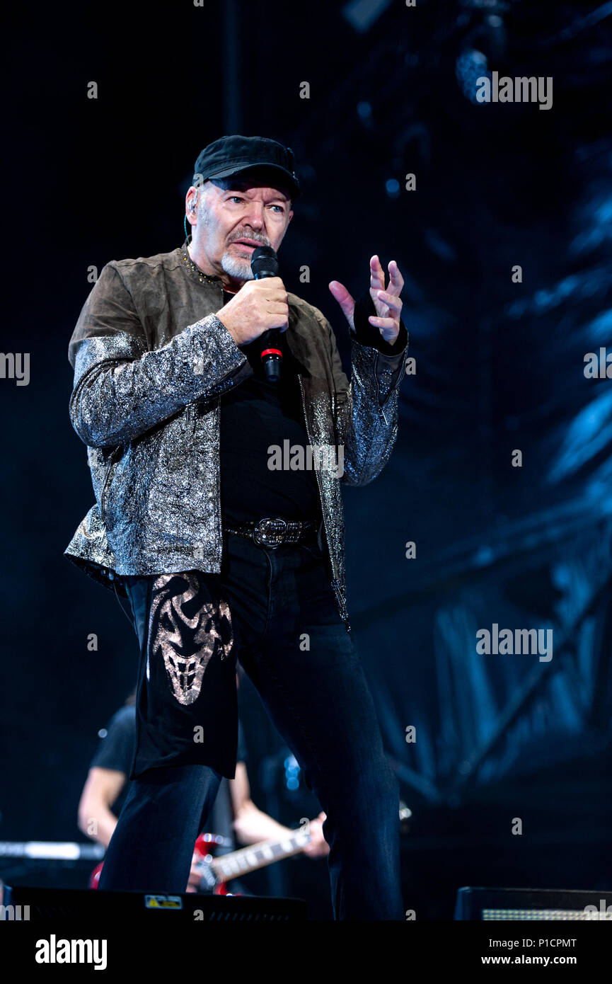 Roma, Italia. 11 giugno 2018. Cantante Italiano e cantautore, Vasco Rossi performing live sul palco il suo 'Vasco non stop tour 2018" allo Stadio Olimpico di Roma, Italia il 11 giugno 2018. Foto di Giuseppe Maffia Credito: Giuseppe Maffia/Alamy Live News Foto Stock