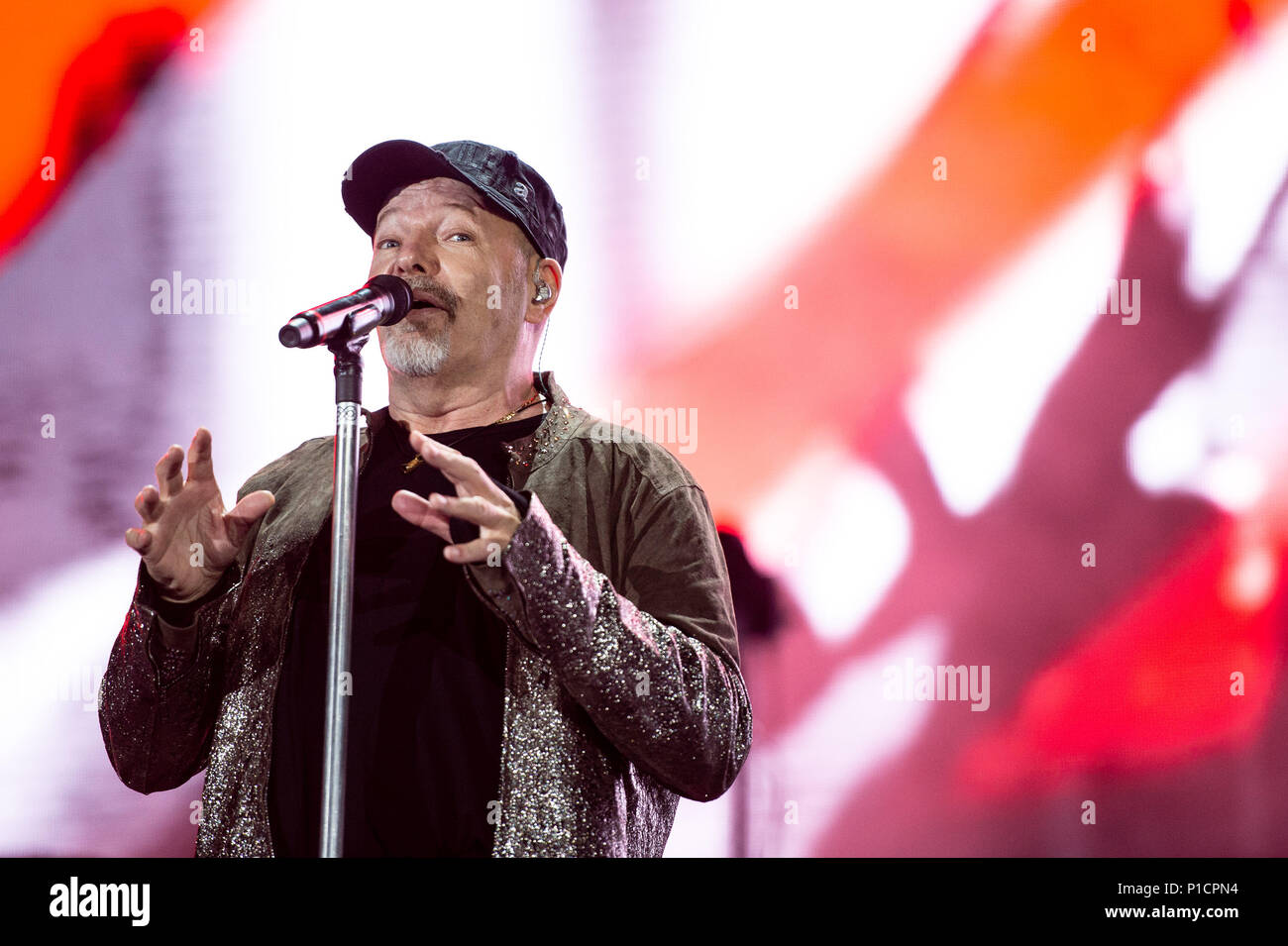 Roma, Italia. 11 giugno 2018. Cantante Italiano e cantautore, Vasco Rossi performing live sul palco il suo 'Vasco non stop tour 2018" allo Stadio Olimpico di Roma, Italia il 11 giugno 2018. Foto di Giuseppe Maffia Credito: Giuseppe Maffia/Alamy Live News Foto Stock