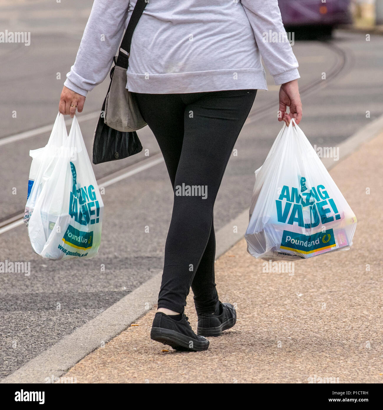 Blackpool, Lancashire, Regno Unito Meteo. 12/06/2018. Gli acquirenti di Blackpool carrrying acquisti dalla città Poundland store che è ancora trading. Credit:MediaWorldImages/AlamyLiveNews. Foto Stock