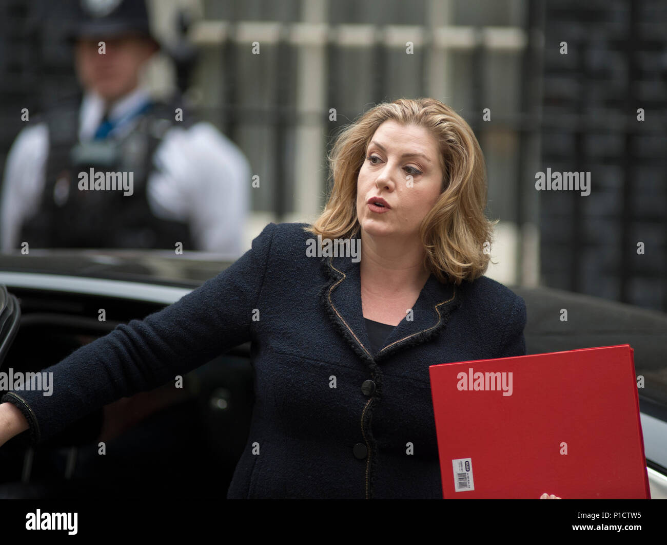 A Downing Street, Londra, Regno Unito. Il 12 giugno 2018. Penny Mordaunt, Segretario di Stato per lo Sviluppo Internazionale, Sviluppo Internazionale segretario a Downing Street per settimanale riunione del gabinetto. Credito: Malcolm Park/Alamy Live News. Foto Stock