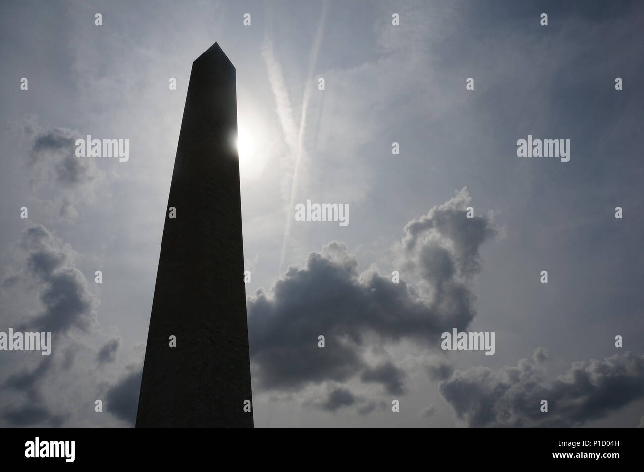 Il Monumento a Washington con il sole a è indietro. Washington D.C. Foto Stock