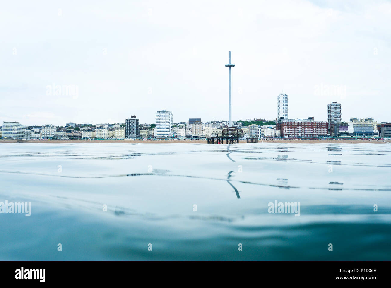 Brighton Seafront punto di vista dal mare, in fondo è una calma vetro come mare piatto di mezzo è lo skyline di Brighton, Regno Unito, con l'I360 vie Foto Stock