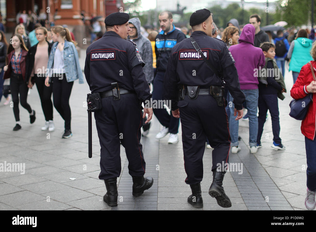 Due russe funzionario di polizia vicino a Piazza Rossa di Mosca, Russia, precedendo la corsa fino al primo gioco del 2018 Coppa del mondo. Foto Stock