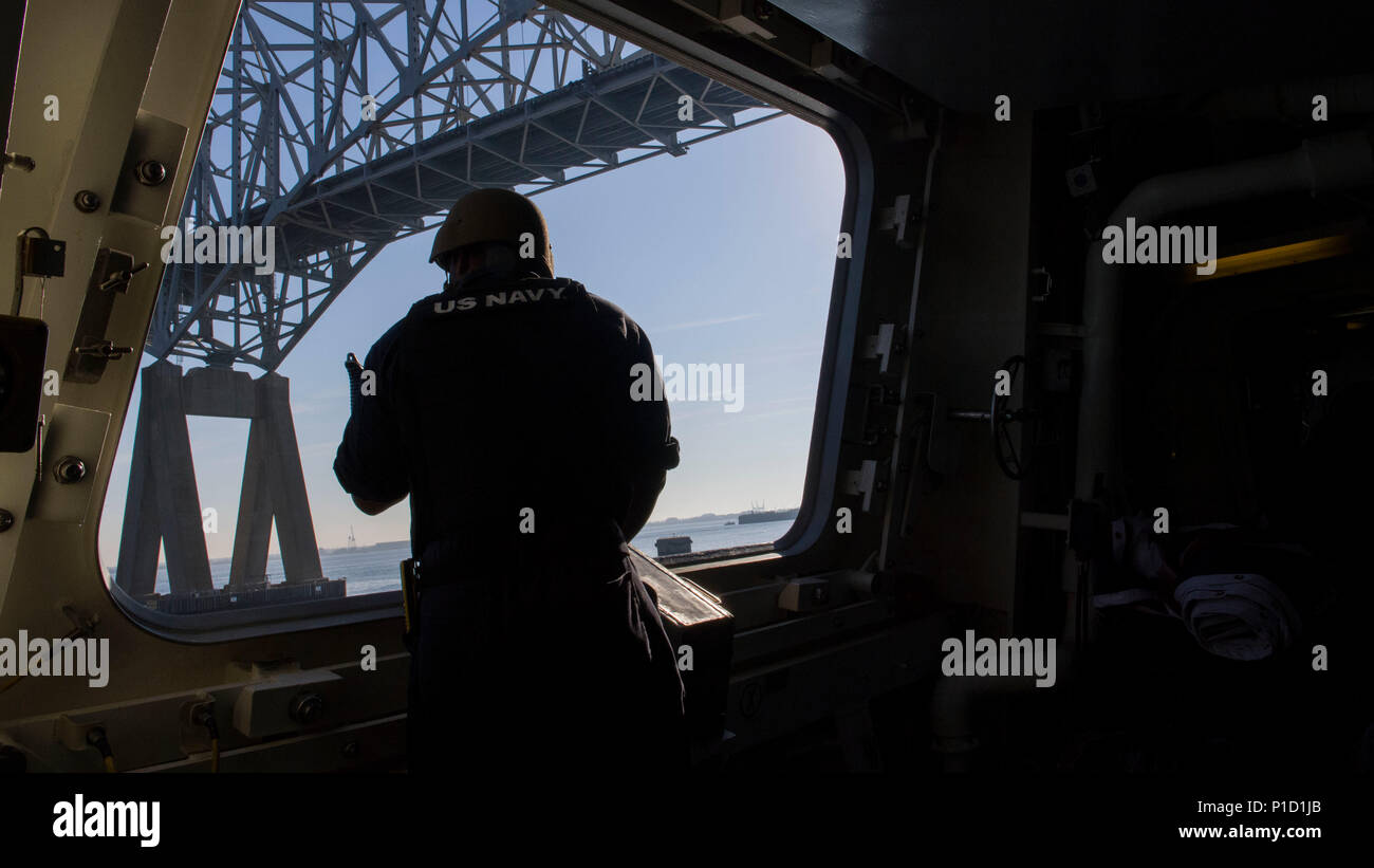 161017-N-HV059-012 Chesapeake Bay (ott. 17, 2016) Petty Officer 1. Classe Brian Vergo mans una mitragliatrice montare in una delle stazioni di ormeggio a bordo della USS Zumwalt (DDG 1000) passa sotto la Chesapeake Bay Bridge. Con equipaggio 147 marinai, Zumwalt è la nave di piombo di una classe di nuova generazione cacciatorpediniere progettato per rafforzare la potenza navale eseguendo missioni critiche e migliorando la dissuasione NEGLI STATI UNITI, proiezione di potenza e il mare gli obiettivi di controllo. (U.S. Navy foto di Sottufficiali di 2a classe di Sonja Wickard/rilasciato) Foto Stock