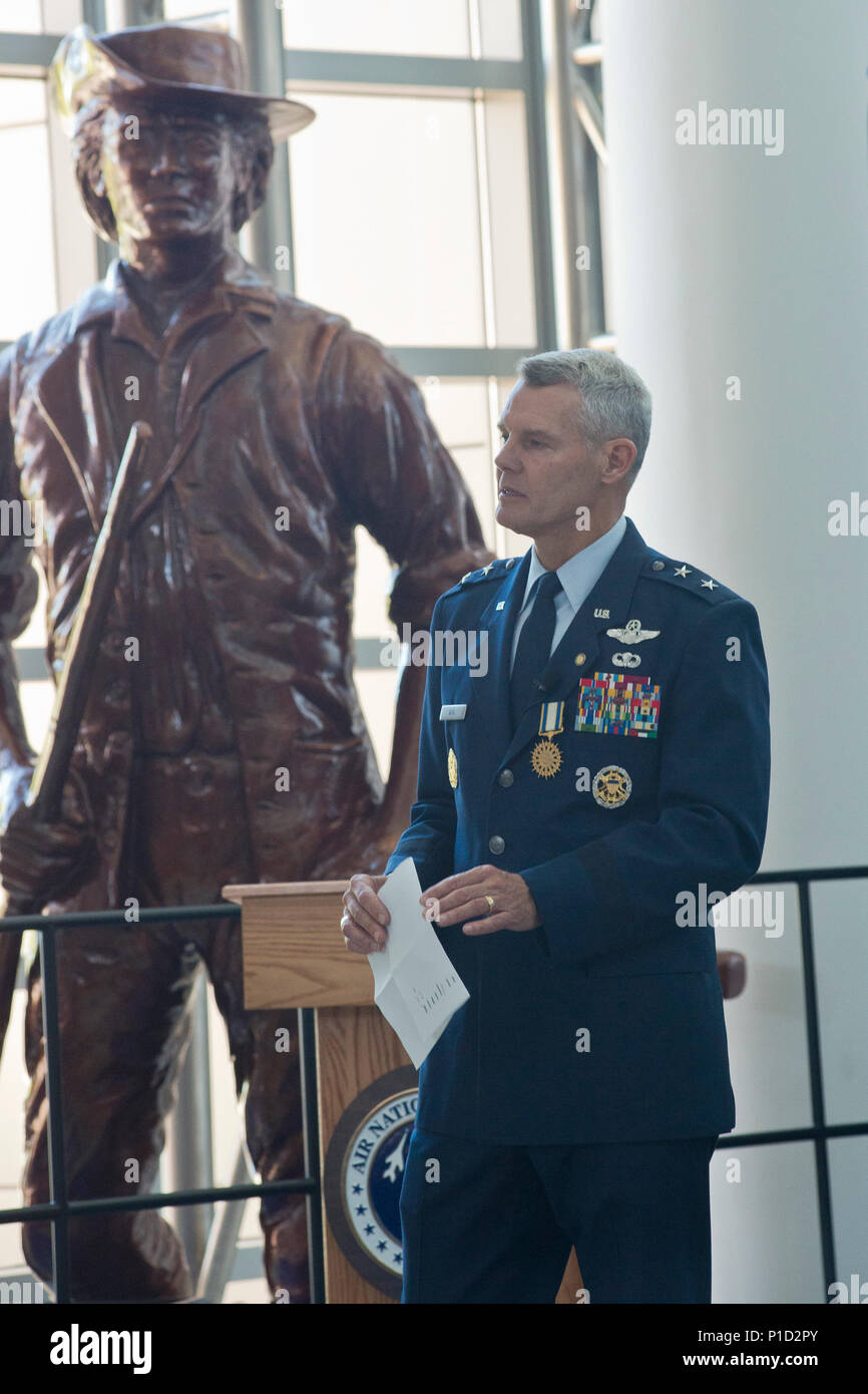 Il Mag. Gen. Brian G. Neal, vice direttore della Air National Guard offre commento durante la sua cerimonia di pensionamento Ottobre 14, 2016 all'ANG Readiness Center su base comune Andrews, Md. Neal servita 34 anni in uniforme nell'Air National Guard e regolari Air Force. (U.S. Air National Guard photo by Staff Sgt. John E. Hillier) Foto Stock