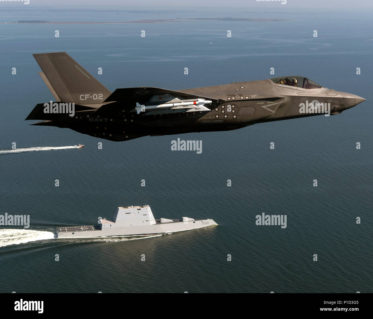 161017-N-VT045-001 Chesapeake Bay, Md. (ott. 17, 2016) Aeromobile CF-02, un F-35 Lightning II variante portante fissato al F-35 Pax Fiume Integrated Test forza (ITF) assegnato alla prova in aria e valutazione Squadron (Vx) 23 compie un cavalcavia della guidato-missile destroyer USS Zumwalt (DDG 1000). (U.S. Navy foto di Andy Wolfe/rilasciato) Foto Stock