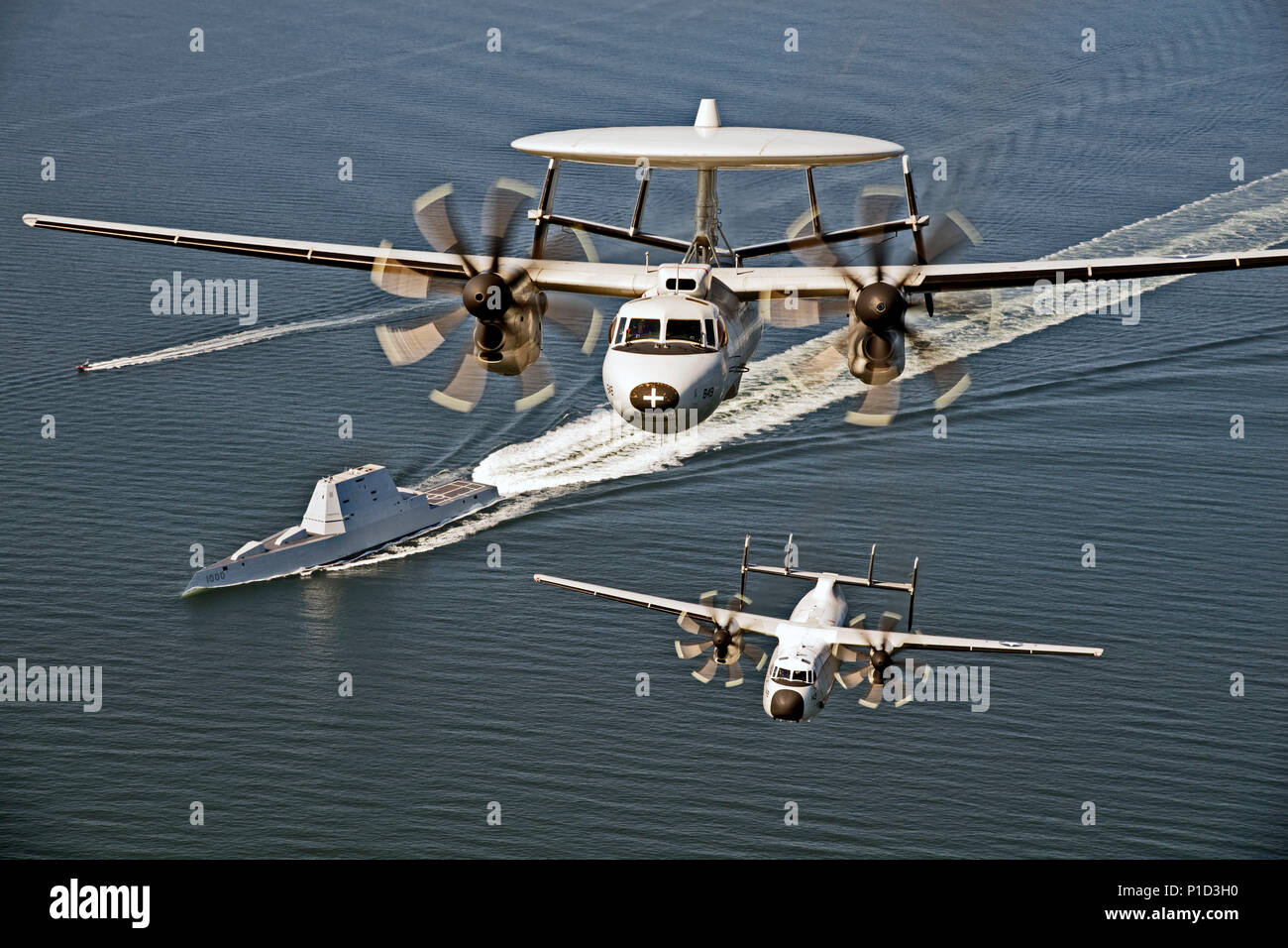 161017-N-UZ648-029 Chesapeake Bay, Md. (ott. 17, 2016) E-2D Hawkeye e C-2un levriero assegnato alla prova in aria e valutazione Squadron (Vx) 20 sorvolare USS Zumwalt (DDG 1000) come la nave viaggia verso la sua nuova casa porto di San Diego, California. Zumwalt è stato commissionato a Baltimora, Maryland, 15 ottobre ed è il primo di tre classe della nave della marina militare del più recente e più tecnologicamente avanzata multi-missione guidata-missile cacciatorpediniere. (U.S. Foto di Marina di Erik Hildebrandt/rilasciato) Foto Stock