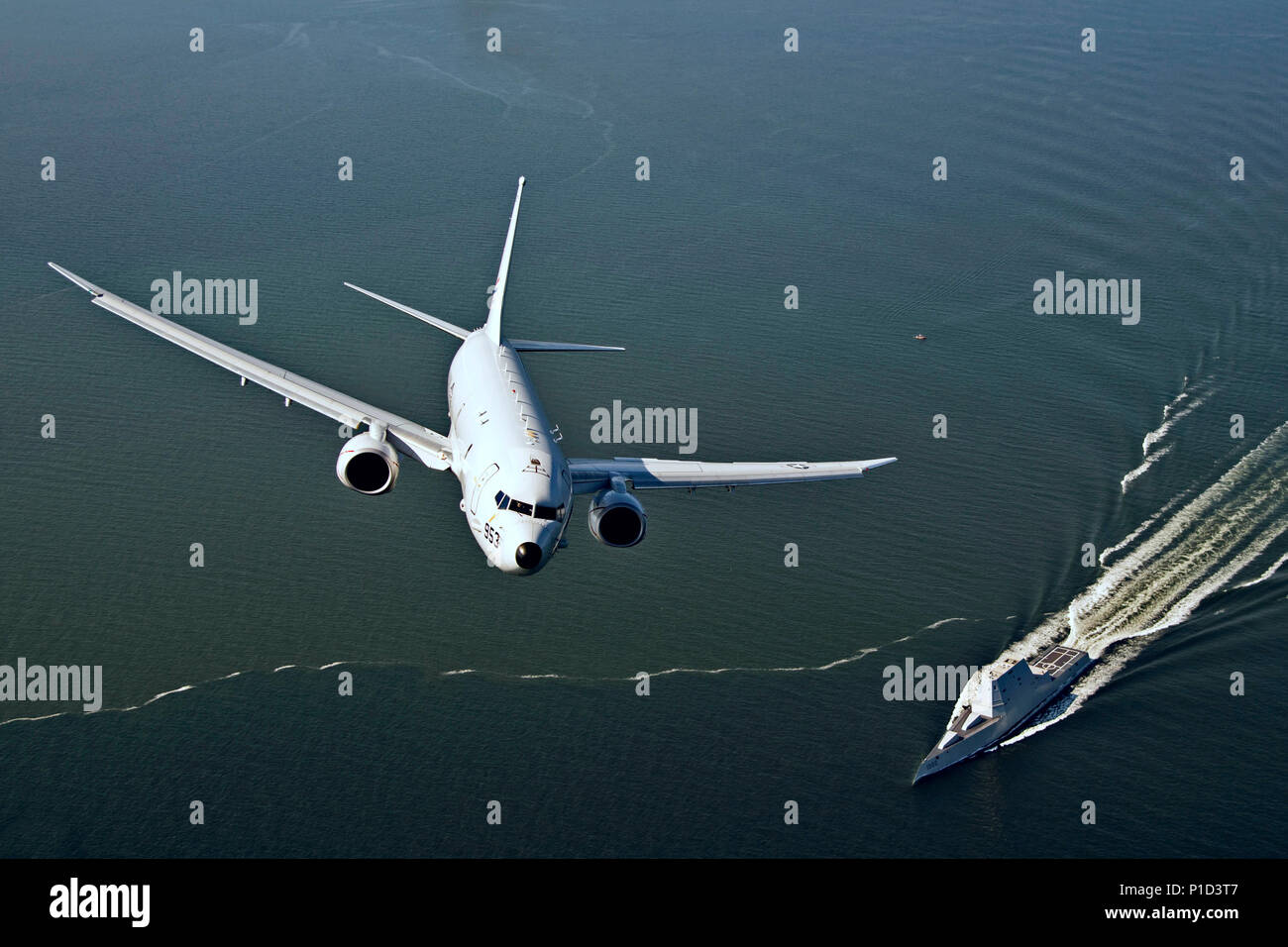 161017-N-UZ648-054 Chesapeake Bay, Md. (ott. 17, 2016) UN P-8A Poseidon assegnato alla prova in aria e valutazione Squadron (Vx) 20 vola sopra USS Zumwalt (DDG 1000) come la nave viaggia verso la sua nuova casa porto di San Diego, California. Zumwalt è stato commissionato a Baltimora, Maryland, 15 ottobre ed è il primo di tre classe della nave della marina militare del più recente e più tecnologicamente avanzata multi-missione guidata-missile cacciatorpediniere. (U.S. Foto di Marina di Erik Hildebrandt/rilasciato) Foto Stock