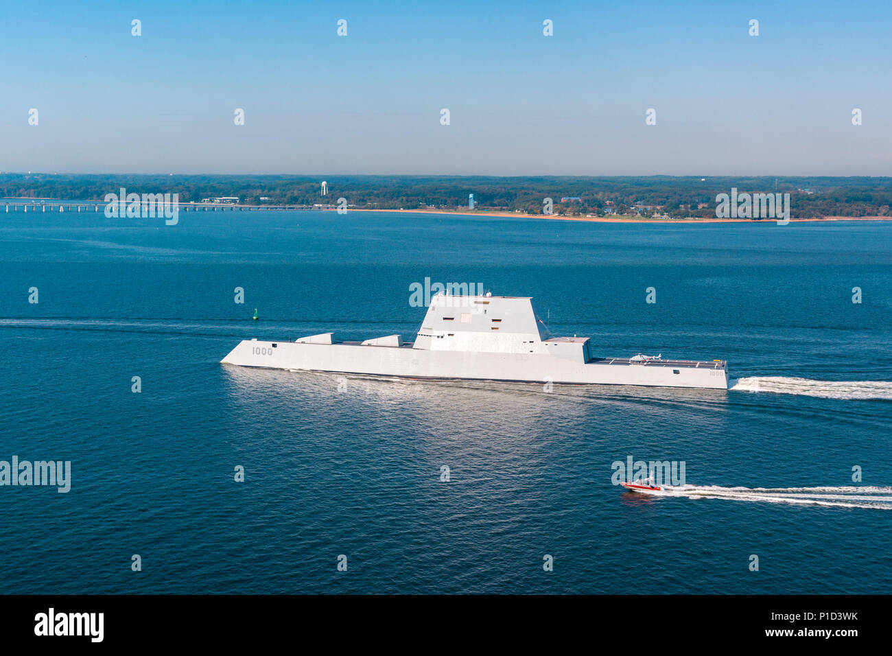 161017-N-CE233-284 Chesapeake Bay, Md. (ott. 17, 2016) USS Zumwalt (DDG 1000) si avvicina al Gov. William Preston Lane Memorial Bridge, noto anche come il Chesapeake Bay Bridge, come la nave viaggia verso la sua nuova casa porto di San Diego, California. Zumwalt è stato commissionato a Baltimora, Maryland, 15 ottobre ed è il primo di tre classe della nave della marina militare del più recente e più tecnologicamente avanzata multi-missione guidata-missile cacciatorpediniere. (U.S. Navy foto di Liz Wolter/rilasciato) Foto Stock