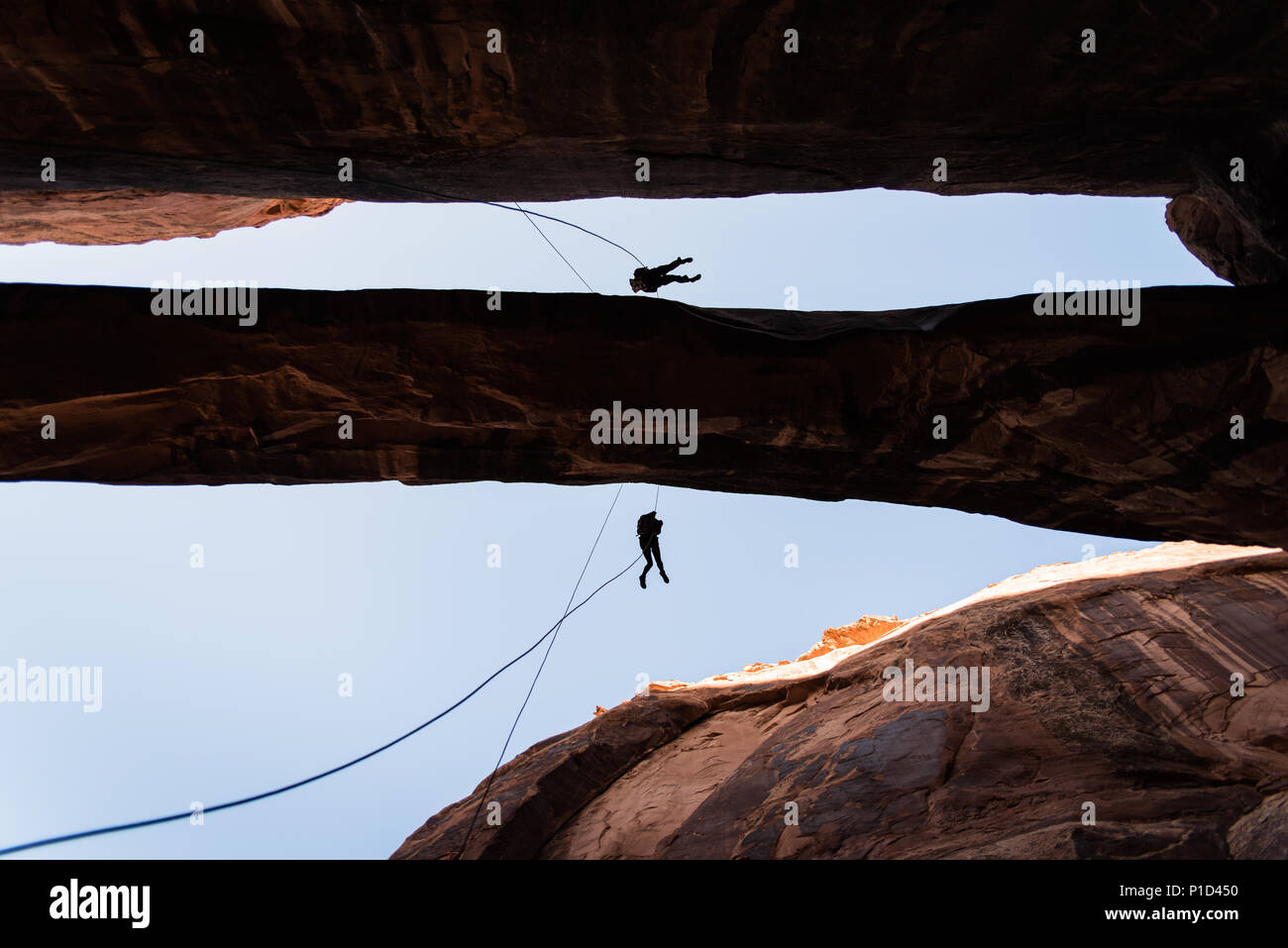 Persone rappelling da un arco in Moab Utah. Foto Stock