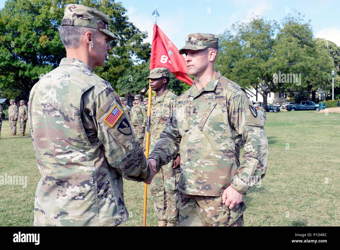 Il comando Sgt. Il Mag. Ronald G. Patterson saluta 1 Sgt. Jared Nelson durante una patch-over cerimonia al Parco di ciliegio in Weatherford, Texas, dal 15 ottobre 2016. Guardie di Texas Army National Guard 840th della mobilità aziendale di aumento di spessore, basato in Grand Praire unito gli sforzi con la trentaseiesima brigata ingegnere, fuori di Fort Hood. La collaborazione delle forze è il risultato dell'associata unità programma pilota, che è progettato per aumentare la disponibilità e la reattività dell'esercito come una forza totale. Associazione consente l'integrazione di formazioni da unità di diversi componenti prima di mobilitazione attraverso col Foto Stock