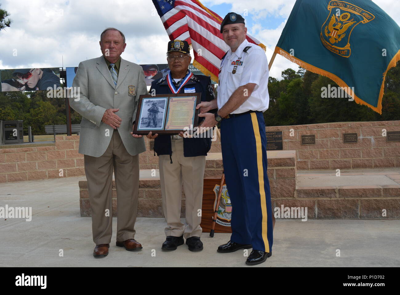 FORT BENNING, Ga. - Arpail "Joe" Gapol, centro, U.S. Esercito di unità di precisione di tiro (USAMU) Hall of Fame Inductee, pone con USAMU comandante tenente Col. James carriole, destra e oratore ospite pensionato Col. Lory "Mac" Johnson dopo che egli è stato introdotto nel USAMU Hall of Fame durante una cerimonia che si terrà dal 15 ottobre 2016. Oltre a vincere numerosi titoli di campionato, Gapol era un cecchino che volontariamente per tre Vietnam escursioni del dazio dal 1966 attraverso 1972, guadagnando numerose medaglie per valorosi. Foto Stock