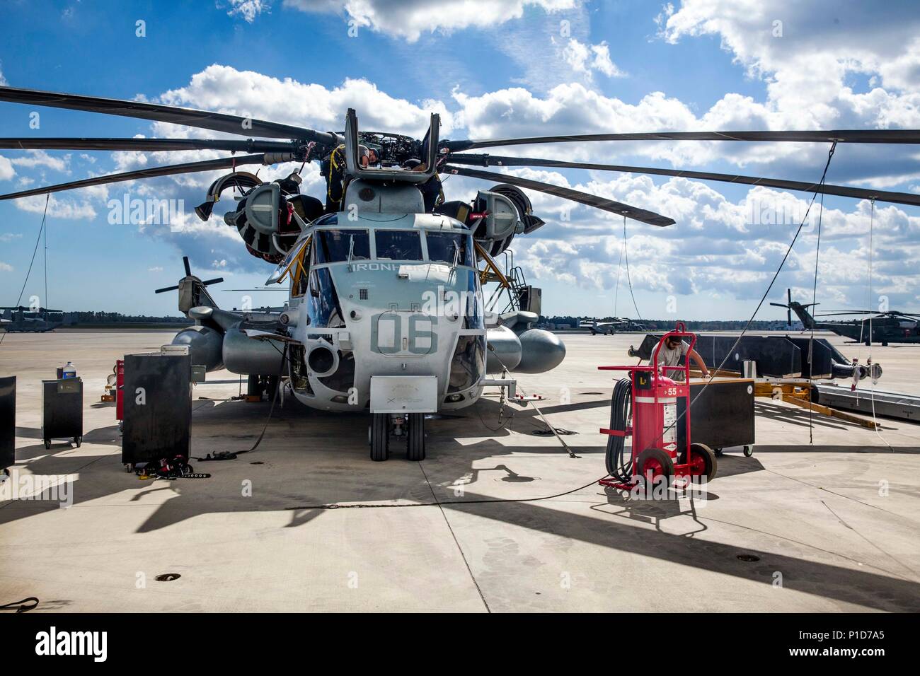 Un U.S. Marine Corps CH-53E Super Stallion appartenenti alle Marine elicottero pesante 461 riceve una revisione come parte del programma di azzeramento entro il 2° Marine ala di un velivolo a bordo del Marine Corps Air Station New River, N.C., Ott 18, 2016. Il programma di ripristino è progettato per prendere la flotta forza marino CH-53E Super Stallion elicotteri e revisionare tutte le tubazioni del combustibile, cablaggio, cellule, motori, e tutti gli altri sistemi per realizzare un volo pronto flotta di Marine Corps elicotteri. (Marine Corps Photo by Lance Cpl. Anthony J. Brosilow/rilasciato) Foto Stock