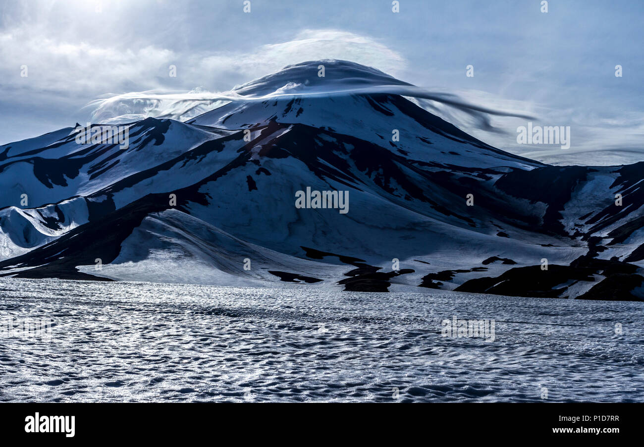 (Lenticolare a forma di lente) nuvole sopra il vulcano Avacha, penisola di Kamchatka, Russia Foto Stock