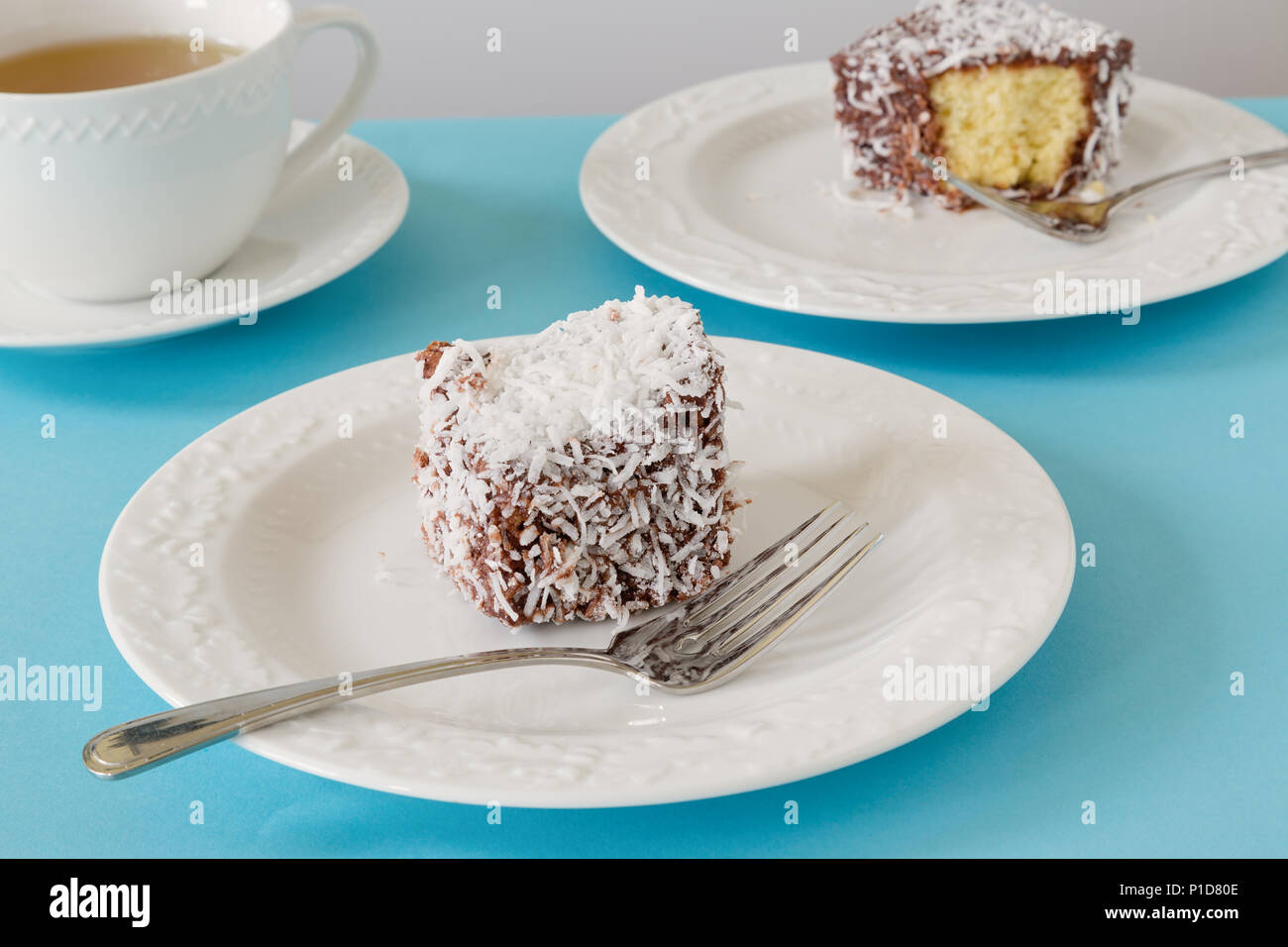 Australian lamington torta, un pan di spagna con un rivestimento di cioccolato e noce di cocco. Foto Stock