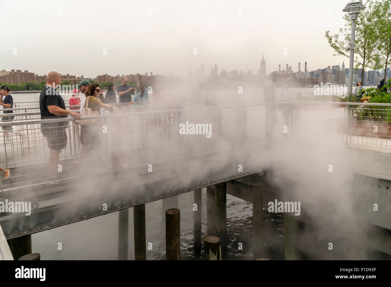 Nebbia blaster richiama il lungomare industriale passato a Domino Parco nel  quartiere di Williamsburg di Brooklyn a New York Domenica, 10 giugno 2018.  Occupa il sito del Domino Sugar Co. raffineria, chiusa