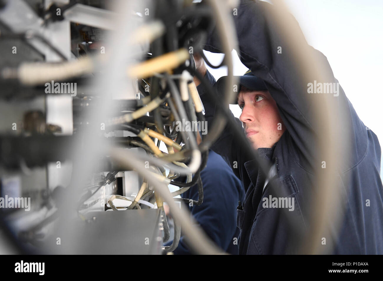 161020-N-JI086-100 - Burgas in Bulgaria (ott. 20, 2016) Petty Officer di 2a classe di Justin Clemons, da St. Louis, Mo., conduce operazioni di manutenzione su un UN/SLQ-32 antenna come NEGLI STATI UNITI 6 comando della flotta e la nave di controllo USS Mount Whitney (LCC 20) arriva in Burgas, Bulgaria, 20 ott. 2016. Il Monte Whitney è in corso conducendo operazioni navali negli Stati Uniti Sesta flotta area di operazioni per impegnarsi con i principali alleati e partner nella regione. (U.S. Foto di Marina con marinaio Ford Williams/rilasciato) Foto Stock