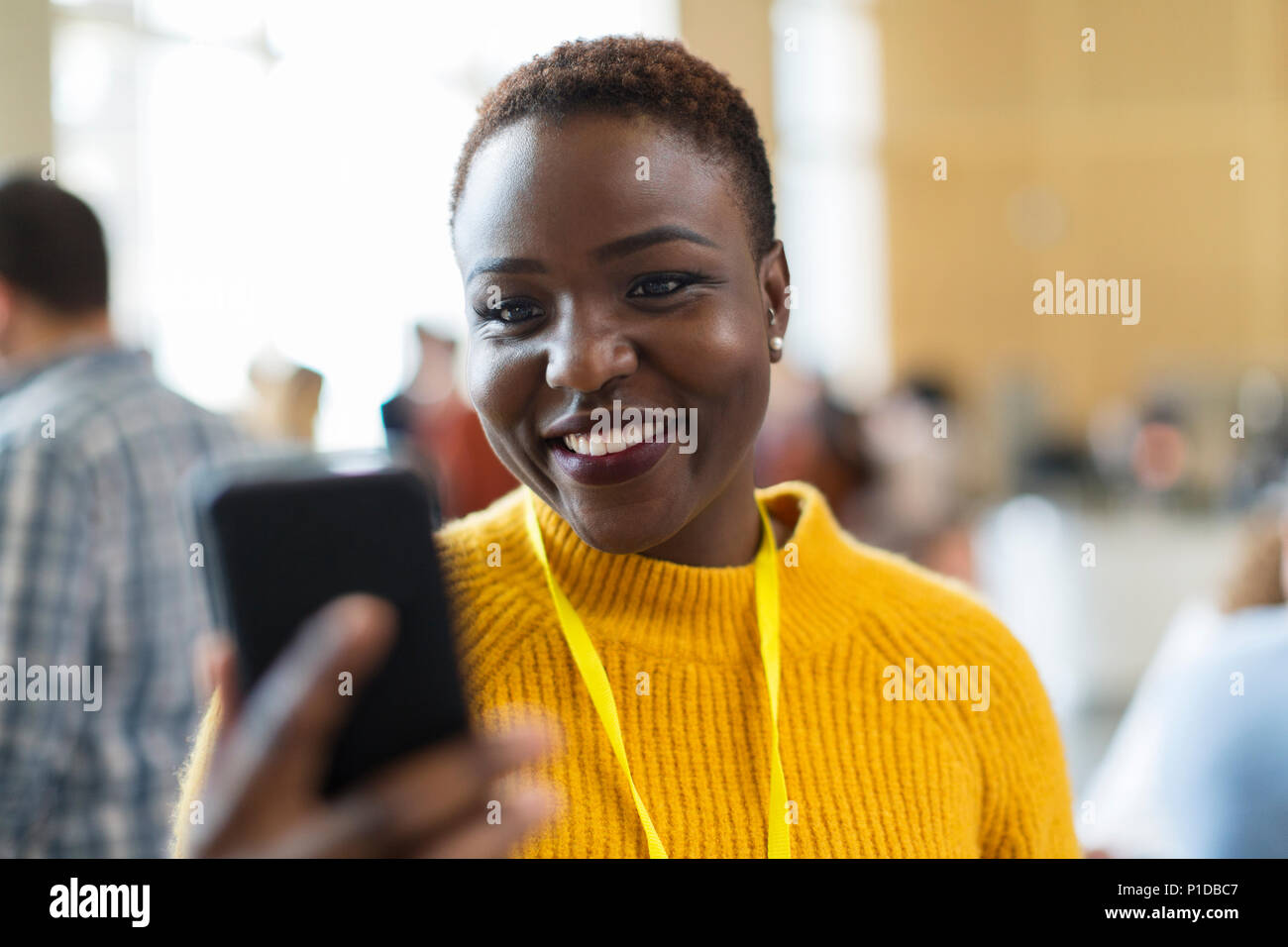 Sorridente imprenditrice utilizzando smart phone Foto Stock