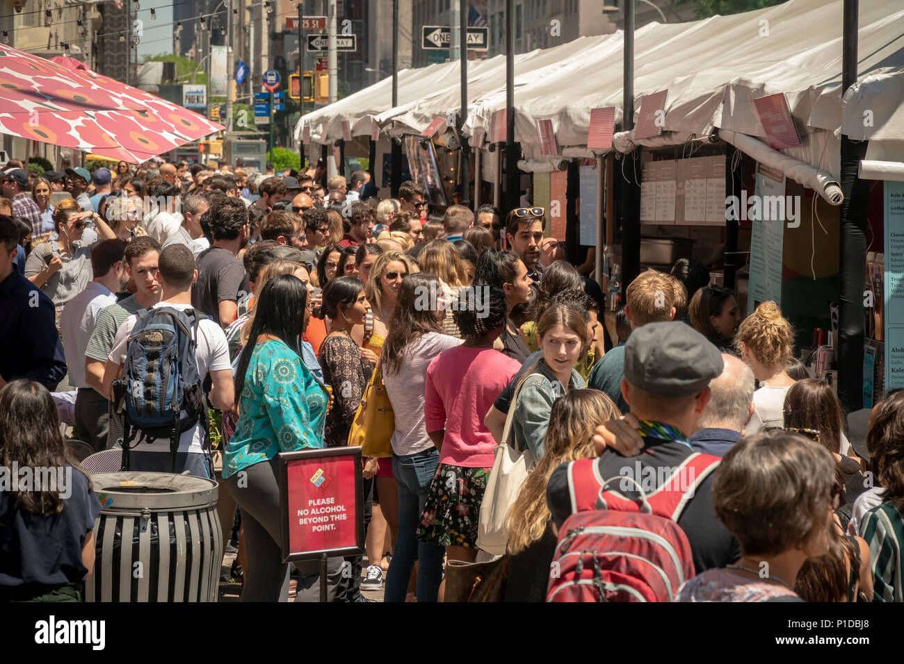 Centinaia di lunchers pack Madison Square mangia a New York, prima del grande giorno memoriale della via di fuga di giovedì, 24 maggio 2018. I mesi di durata temporanea fiera alimentare, vale la pena di piazza da Madison Square Park, offre un assortimento di ristoranti che offrono un Outdoor dining experience attira gli amanti del cibo e del dopo-lavoro folla. (Â© Richard B. Levine) Foto Stock