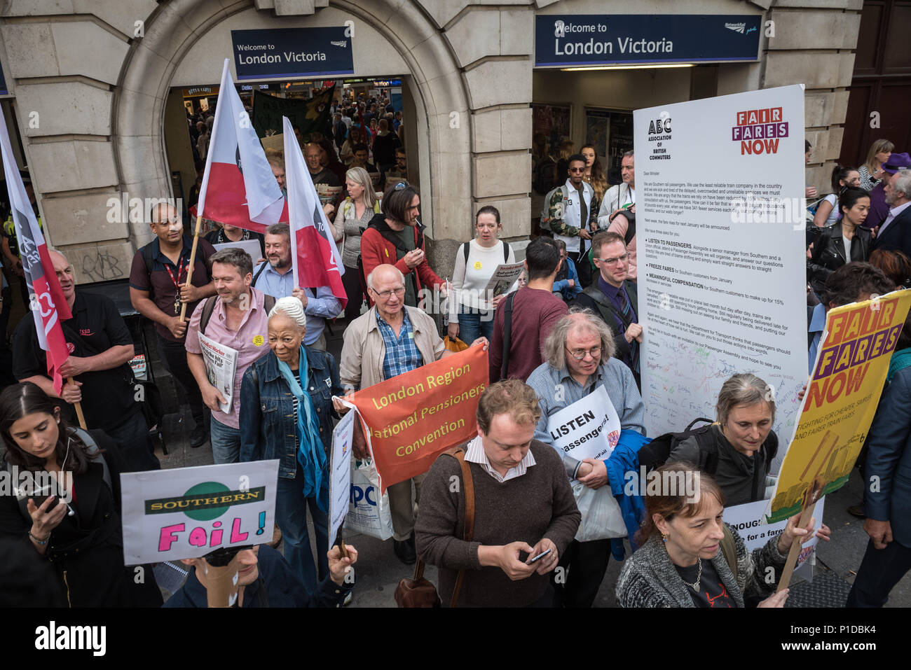 La stazione di Victoria, Londra, 10 agosto 2016. Stadio di manifestanti una marcia di protesta a partire da Victoria Station e termina presso il Dipartimento per la trasp Foto Stock