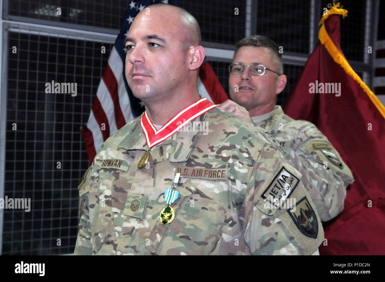 Master Sgt. Michael L. Bowman di Melbourne, Fla. ricevuto l ordine di bronzo del de Fleury medaglia di questa settimana per la sua carriera successi per la formazione di ingegneri militari e di servizio per la Combined Joint Engineering direzione qui per una combinazione di sicurezza comando di transizione - Afghanistan. Esercito Senior Engineer in teatro, il Mag. Gen. Richard G. Kaiser, che è anche il comandante generale per la CSTC-A, era a portata di mano per la cerimonia. Il de Fleury medaglia, un premio di U.S. Ingegnere di esercito di associazione, è stato chiamato in onore di François-Louis Teissèdre de Fleury, un ingegnere francese nell'esercito continentale Foto Stock