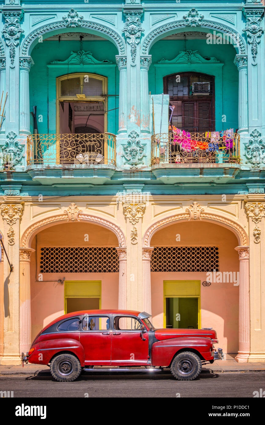 Classic Vintage auto e colorati edifici coloniali in Old Havana, Cuba Foto Stock