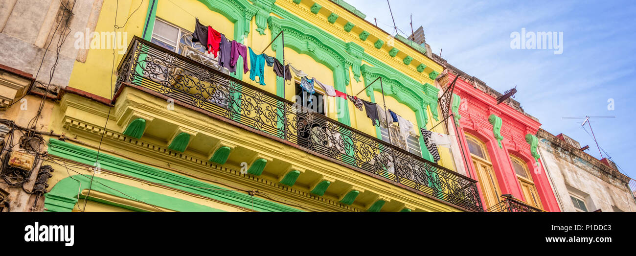 Servizio lavanderia sul balcone di un vecchio edificio coloniale, Old Havana, Cuba Foto Stock