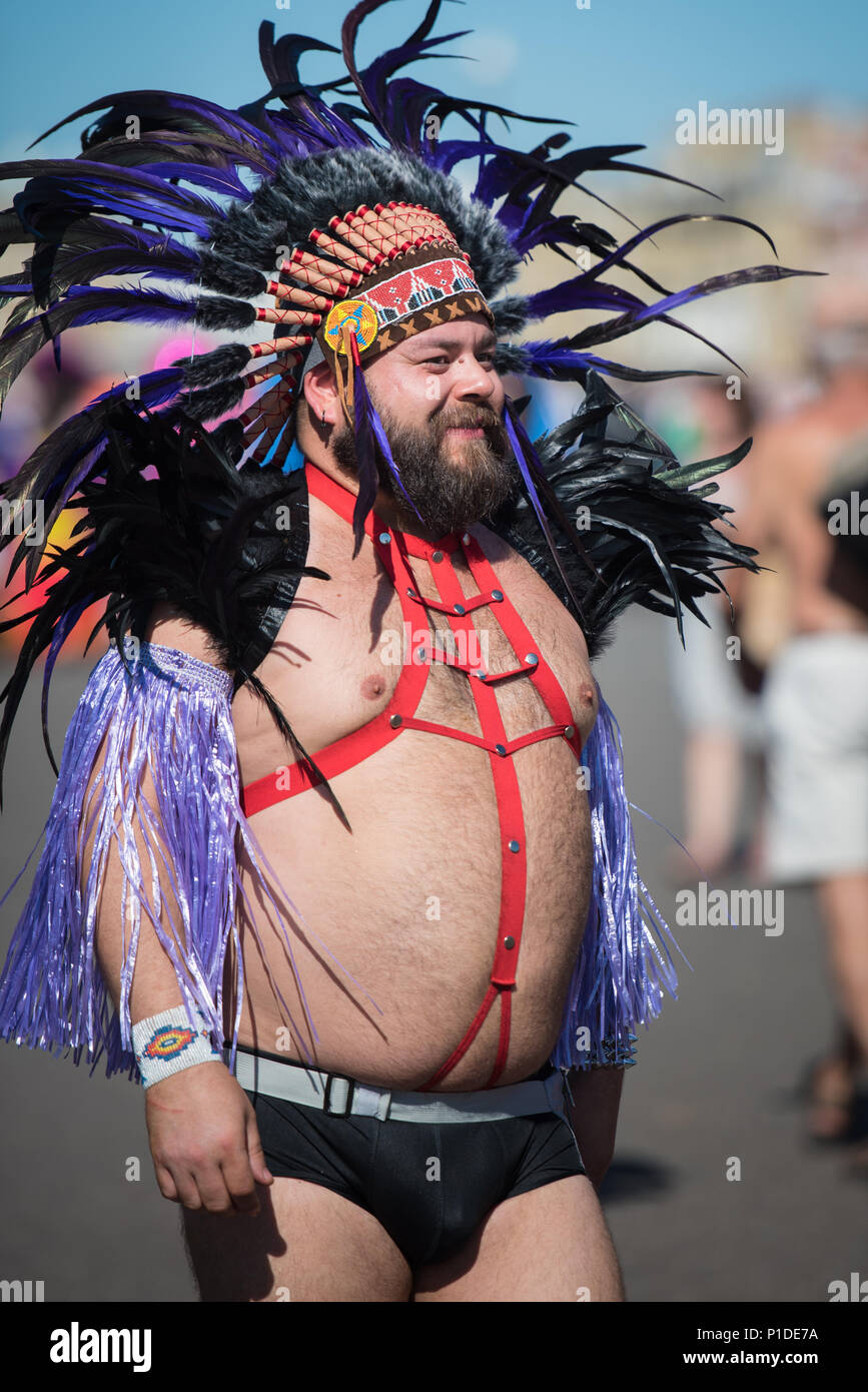 Brighton, East Sussex, Agosto 6th, 2016. Migliaia di persone lungo le strade di Brighton per celebrare il più grande festival di orgoglio nel Regno Unito, con Foto Stock
