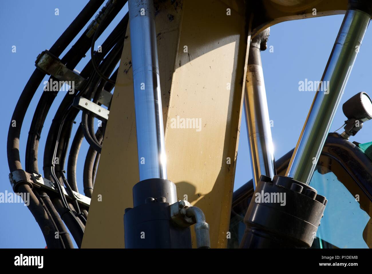 Lavoro su strada i veicoli, macchinari e materiali: dettagli visivi di una tempesta rurale scaricare il progetto di installazione Foto Stock