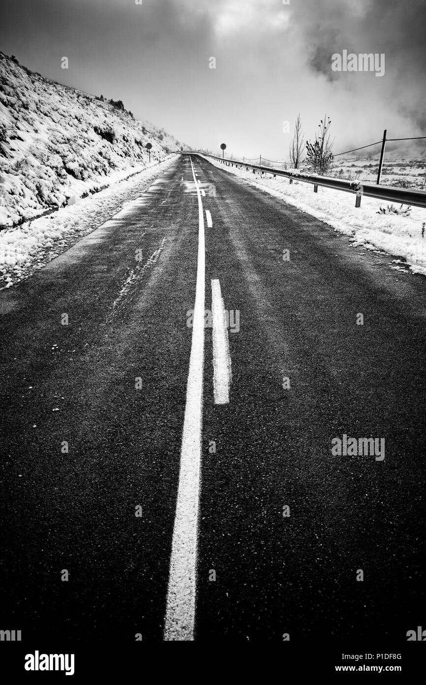Montagna innevata strada in inverno freddo, dettaglio, road trip Foto Stock