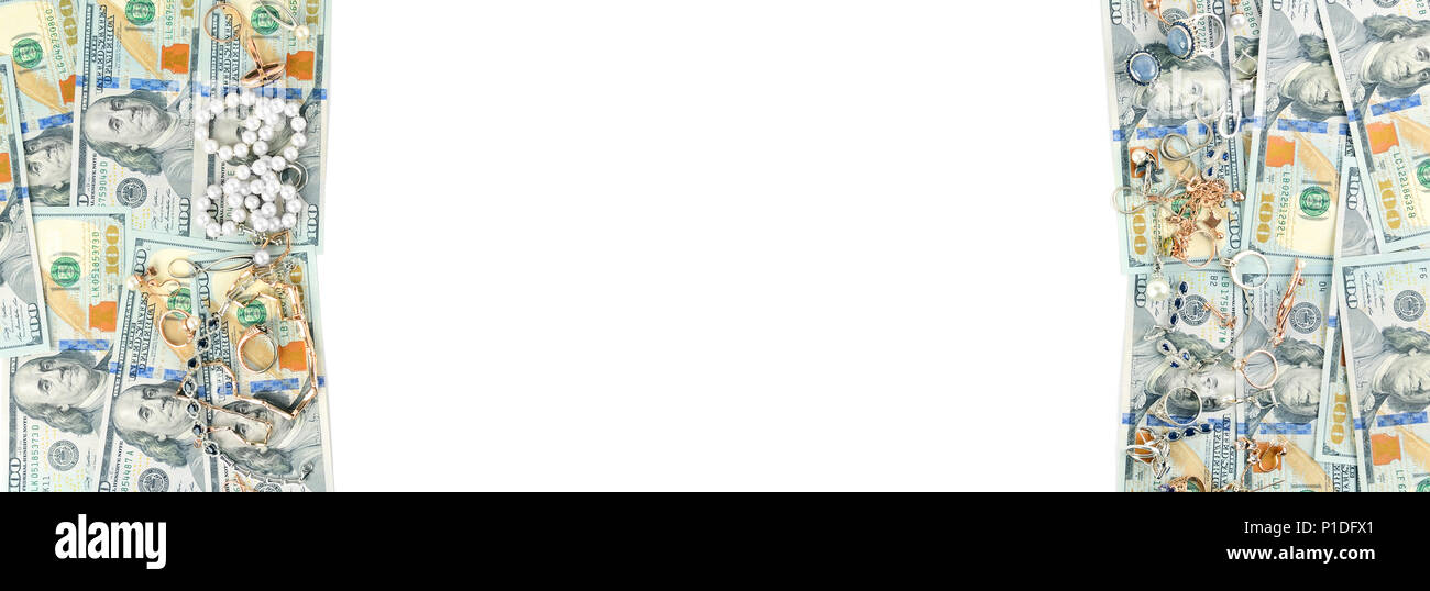 Dollari americani e di gioielleria in oro isolati su sfondo bianco. Vista superiore Foto Stock