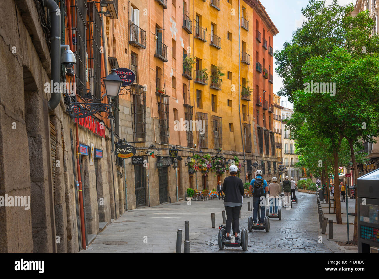 Segway city Europa, turisti su segways in Calle Cuchilleros prendere un tour della città vecchia di Madrid in Spagna. Foto Stock