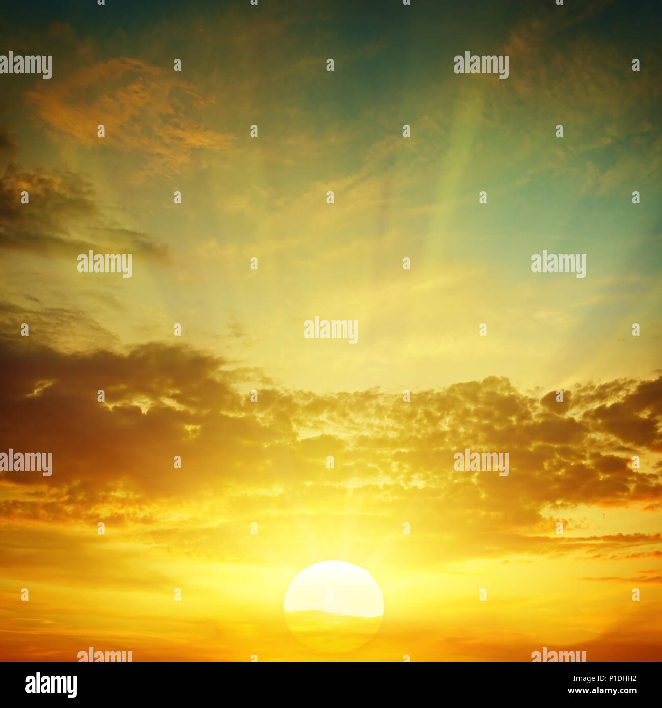 Bellissimo tramonto brillante nel cielo nuvoloso Foto Stock