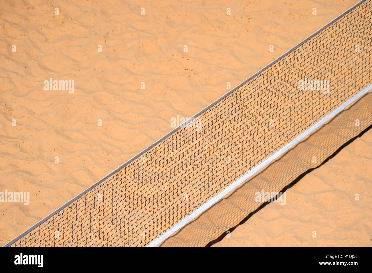 Pole immagine aerea di un campo da beach volley. Include una prospettiva di overhead di rete e texture di sabbia Foto Stock