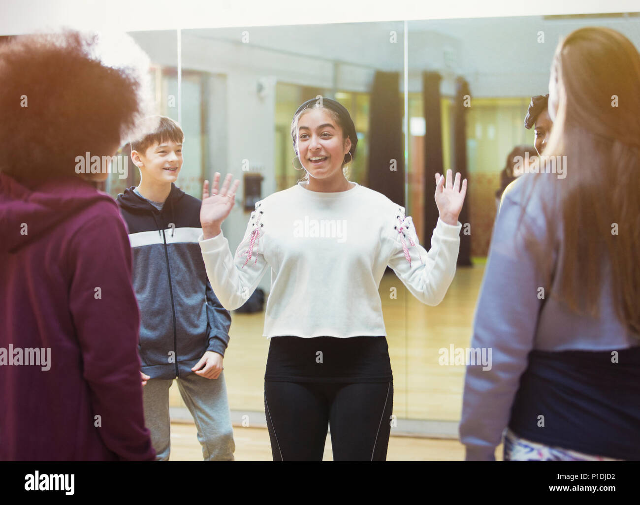 Sorridente, fiducioso ragazza adolescente in classe dance studio Foto Stock