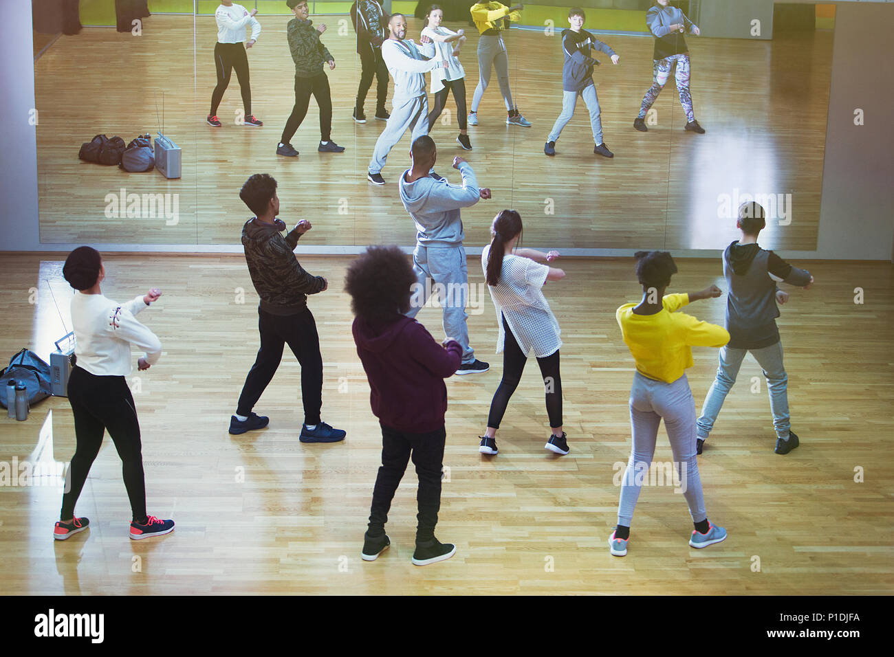 Istruttore maschio leader di classe di danza in studio Foto Stock