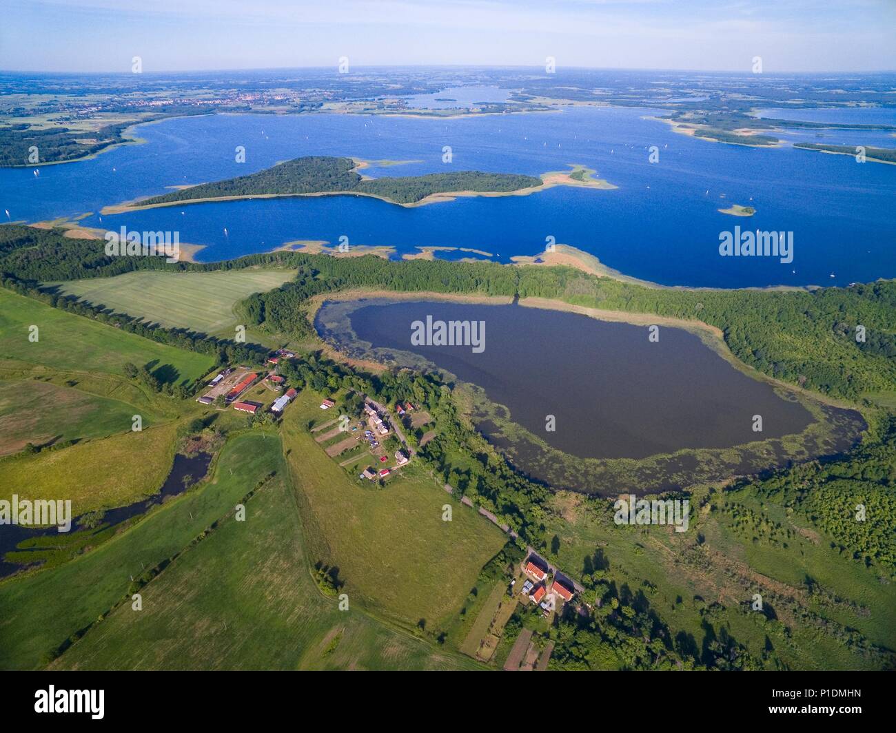 Vista aerea del bellissimo paesaggio del Lake District, Pniewskie lago in primo piano, accanto al Lago Mamry e Upalty - la più grande isola di Mazury regio Foto Stock